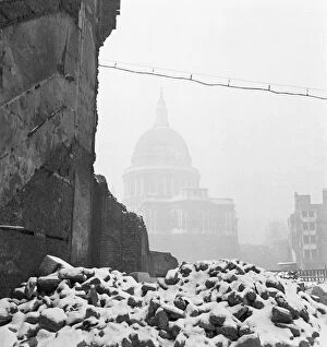 Romantic Ruins Gallery: St Pauls Cathedral in bomb damaged surroundings a093716