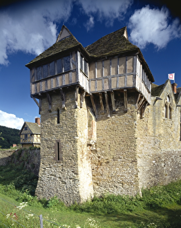 <b class=qtipBold><figcaption>Stokesay Castle J020077</figcaption></b><br>STOKESAY CASTLE, Shropshire. A 13th century fortified manor house. View of the north tower of the West Range from the north west.<br><em>© Historic England</em> Stokesay Castle J020077
