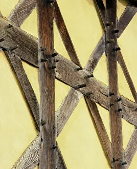 <b class=qtipBold><figcaption>Stokesay Castle K011398</figcaption></b><br>STOKESAY CASTLE, Shropshire. Detail of timber framing on the exterior of the 17th century gatehouse.<br><em>© Historic England</em> Stokesay Castle K011398
