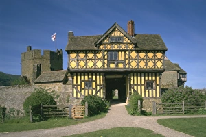 <b class=qtipBold><figcaption>Stokesay Castle K971634</figcaption></b><br>STOKESAY CASTLE, Shropshire. The gatehouse with the medieval buildings beyond.<br><em>© Historic England</em> Stokesay Castle K971634