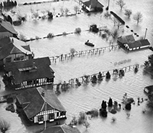 <b class=qtipBold><figcaption>Thames floods 1947 EAW003696</figcaption></b><br>People in Boats. Aerial view. A boat in the flooded riverside garden. Thames flooding in the Windsor area - probably Sunnymeads (SU997 749). 1947. Aerofilms Collection (see Links).<br><em>© Historic England</em> Thames floods 1947 EAW003696