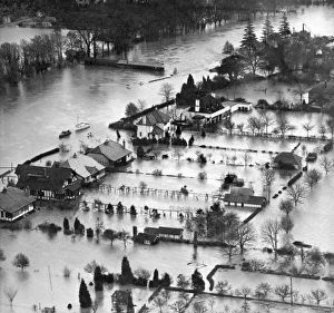 <b class=qtipBold><figcaption>Thames floods 1947 EAW003697</figcaption></b><br>Boats are the best way of getting around by river, road or garden. Aerial view. Thames flooding in the Windsor area - probably Sunnymeads (SU997 749). 1947. Aerofilms Collection (see Links).<br><em>© Historic England</em> Thames floods 1947 EAW003697