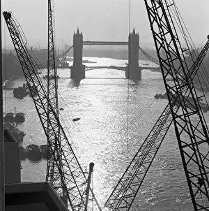 historic images/1960 present day/tower bridge aa076902