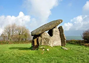<b class=qtipBold><figcaption>Trethevy Quoit N061057</figcaption></b><br>TRETHEVY QUOIT, St Cleer, Cornwall. View of the Neolithic 'dolmen' burial chamber containing five standing stones, and a large capstone.<br><em>© Historic England</em> Trethevy Quoit N061057