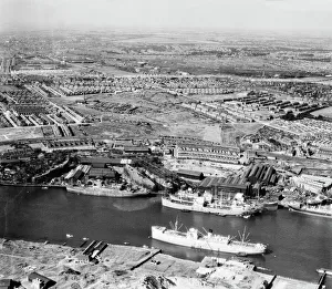 <b class=qtipBold><figcaption>Tyne shipyard EAW010662</figcaption></b><br>The Neptune Shipyard on the River Tyne, Walker, Newcastle-upon-Tyne, from the east. Photographed by Aerofilms Ltd in September 1947.<br><em>© Historic England Archive</em> Tyne shipyard EAW010662