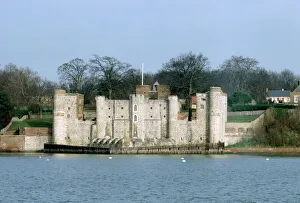 <b class=qtipBold><figcaption>Upnor Castle K960017</figcaption></b><br>UPNOR CASTLE, Kent. View of the castle from across the Medway.<br><em>© Historic England</em> Upnor Castle K960017