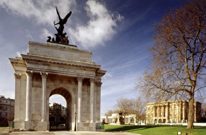 <b class=qtipBold><figcaption>Wellington Arch K010104</figcaption></b><br>WELLINGTON ARCH, City of Westminster, London. View of the east side with Apsley House in the background.<br><em>© Historic England</em> Wellington Arch K010104