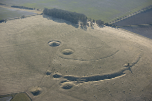 <b class=qtipBold><figcaption>Windmill Hill 27629_006</figcaption></b><br>Windmill Hill Causewayed Enclosure, Wiltshire. Photographed in April 2013. SU0871/113.<br><em>© Historic England</em> Windmill Hill 27629_006