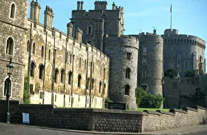 <b class=qtipBold><figcaption>Windsor Castle M991418</figcaption></b><br>WINDSOR CASTLE, Berkshire. View from Henry VIII Gateway towards Middle Ward.<br><em>© John Wyand</em> Windsor Castle M991418