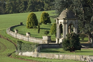<b class=qtipBold><figcaption>Witley Court Gardens N071277</figcaption></b><br>WITLEY COURT AND GARDENS, Worcestershire. Domed pavilion and the wall enclosing the central garden greensward.<br><em>© Historic England</em> Witley Court Gardens N071277