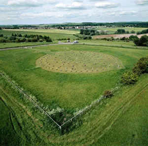 <b class=qtipBold><figcaption>Woodhenge K040326</figcaption></b><br>WOODHENGE, Amesbury, Wiltshire. Aerial view of the site looking North East. Part of the Stonehenge World Heritage Site.<br><em>© Historic England</em> Woodhenge K040326