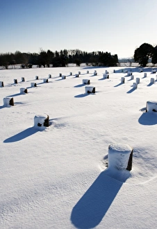 <b class=qtipBold><figcaption>Woodhenge N100698</figcaption></b><br>WOODHENGE, Wiltshire. Heavy snowfall at Woodhenge.<br><em>© Historic England</em> Woodhenge N100698