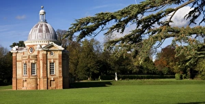 <b class=qtipBold><figcaption>Wrest Park Pavilion N071371</figcaption></b><br>WREST PARK HOUSE AND GARDENS, Bedfordshire. General view of the garden pavilion built by Thomas Archer between 1709-11.<br><em>© Historic England</em> Wrest Park Pavilion N071371