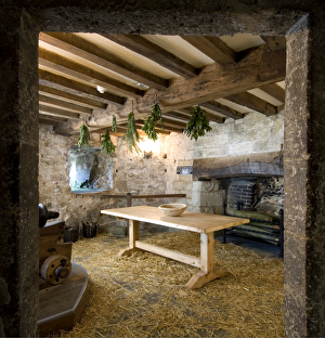 <b class=qtipBold><figcaption>Yarmouth Castle kitchen N070153</figcaption></b><br>YARMOUTH CASTLE, Isle of Wight. Interior view of the reconstructed kitchen showing fireplace and rear of gun carriage. Viewed from the hall passageway.<br><em>© Historic England</em> Yarmouth Castle kitchen N070153