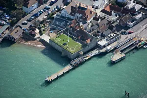 <b class=qtipBold><figcaption>Yarmouth Castle N071455</figcaption></b><br>YARMOUTH CASTLE, Isle of Wight. Aerial view.<br><em>© Historic England</em> Yarmouth Castle N071455