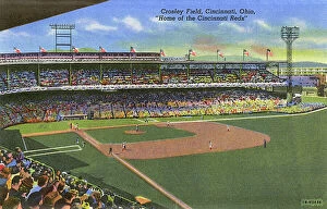 Crowd Collection: Crosley Field sports ground, Cincinnati, Ohio, USA