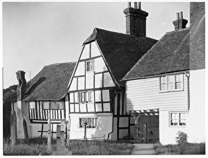 Gatehouse Collection: Gatehouse to the churchyard at Smarden