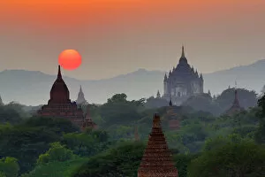 Pagoda Collection: Thatbyinnyu Pagoda at sunset, Plain of Bagan, Myanmar