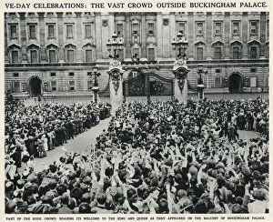 Balcony Collection: VE Day. Outside Buckingham Palace