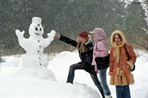 Life Style Collection: Teenage girls with a snowman