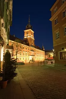 Court Yard Gallery: Castle Square (Plac Zamkowy) and the Royal Castle illuminated at dusk