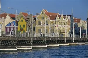 Colonial gabled buildings and the Queen Emma pontoon bridge, Willemstad