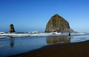 Leisure Time Collection: Haystack Rock, Cannon Beach, Oregon, United States of America, North America