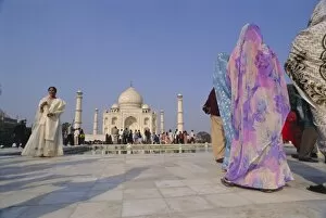 Court Yard Gallery: Indian tourists at the Taj Mahal