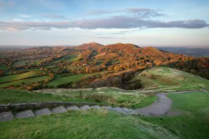 Fortification Collection: Iron-age British Camp hill fort and the Malvern Hills in autumn, Great Malvern, Worcestershire