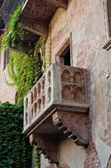 Balcony Collection: Juliets house and Juliets balcony, Verona, UNESCO World Heritage Site, Veneto, Italy, Europe