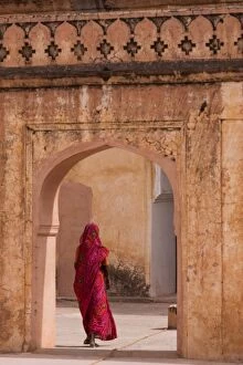 Indian Architecture Gallery: Lady in traditional dress walking through a gateway in the Amber Fort near Jaipur