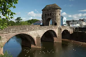 Fortification Gallery: Monnow Bridge and Gate over the River Monnow, Monmouth, Monmouthshire, Wales, United Kingdom