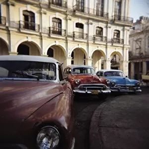 Indian Architecture Gallery: Old American cars operating as private taxis, Havana, Cuba, West Indies, Central America