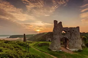 Castle Collection: Pennard Castle, overlooking Three Cliffs Bay, Gower, Wales, United Kingdom, Europe