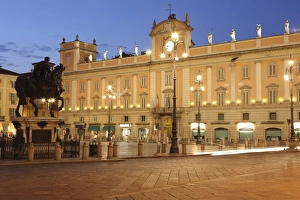 Court Yard Gallery: Piazza dei Cavalli, Piacenza, Emilia Romagna, Italy, Europe