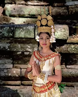 Life Style Collection: Portrait of a traditional Cambodian apsara dancer, temples of Angkor Wat