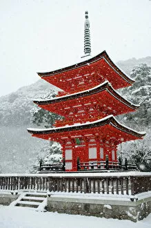 Pagoda Gallery: Snow falling on small red pagoda, Kiyomizu-dera Temple, UNESCO World Heritage Site