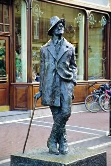 Full Body Gallery: Statue of James Joyce