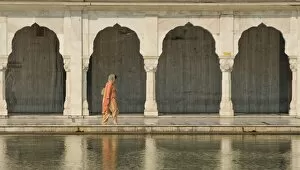 Indian Architecture Gallery: Traditionally dressed woman walking along one of the pools at the Bangla Sahib Sikh Temple in Delhi