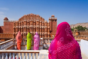 Four People Gallery: Women in bright saris in front of the Hawa Mahal (Palace of the Winds), built in 1799, Jaipur