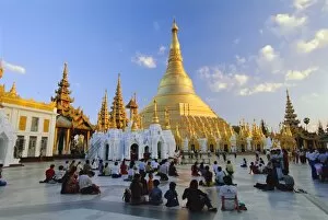Pagoda Collection: Worshippers at the great golden stupa, Shwedagon Paya (Shwe Dagon Pagoda)