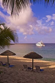 Netherlands Antilles Gallery: Yacht off Long Beach (Baie Longue), St. Martin (St. Maarten), Netherlands Antilles