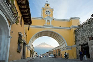 Arco de Santa Catalina and Vulcan de Agua, La Antigua Guatemala (Unesco Site), Guatemala