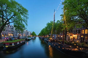 Tourist Attractions Collection: Boats and houses along Brouwersgracht canal at twilight, De Wallen, Amsterdam, Netherlands