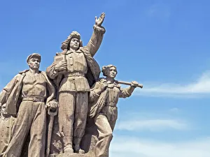 China, Beijing, Statue of marching Chinese army soldiers in front of Chairman Mao China, Beijing, Statue of marching Chinese army soldiers in front of Chairman Mao
