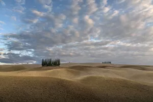 Tourist Attractions Collection: The classic Tuscany landscape during a cloudy autumn sunuset