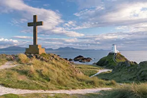 Lighthouse Collection: Cross and lighthouse on Llanddwyn Island, Anglesey, Wales. Autumn (September)