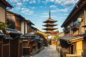 Pagoda Collection: Higashiyama district (old town) and Yasaka Pagoda in Hokanji temple, Kyoto, Kansai region