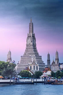 Pagoda Collection: the iconic Wat Arun temple (Temple of Dawn), Bangkok Yai, Bangkok, Thailand