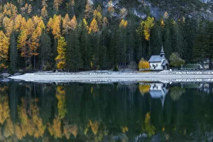 Tourist Attractions Collection: The small chapel on the shores of the Braies lake (Pragser Wildsee)